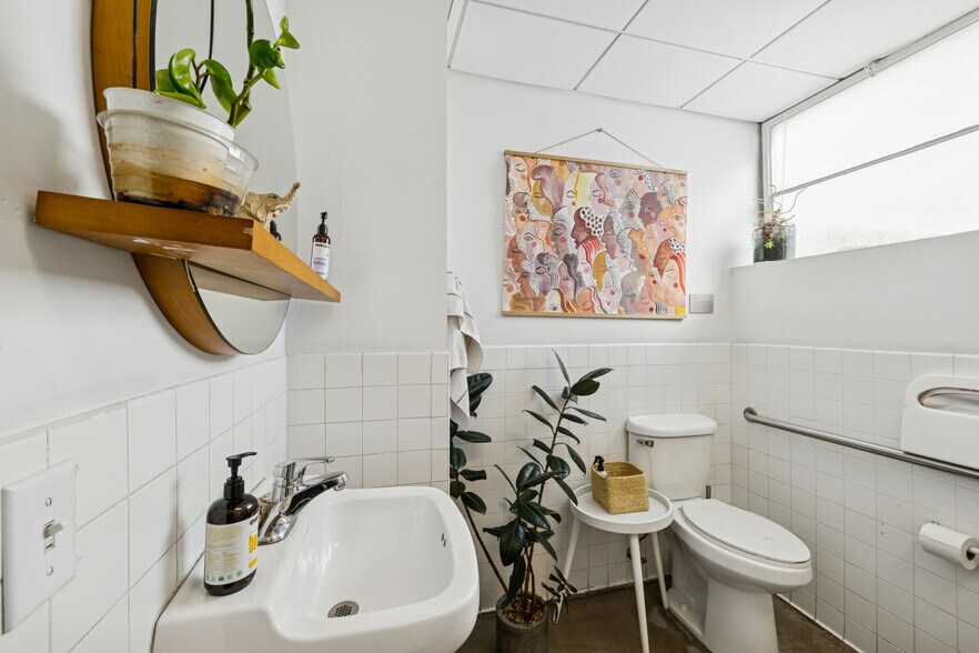 More Photos Of 8820 Wilshire Blvd, Beverly Hills Loft Creative Space For Lease