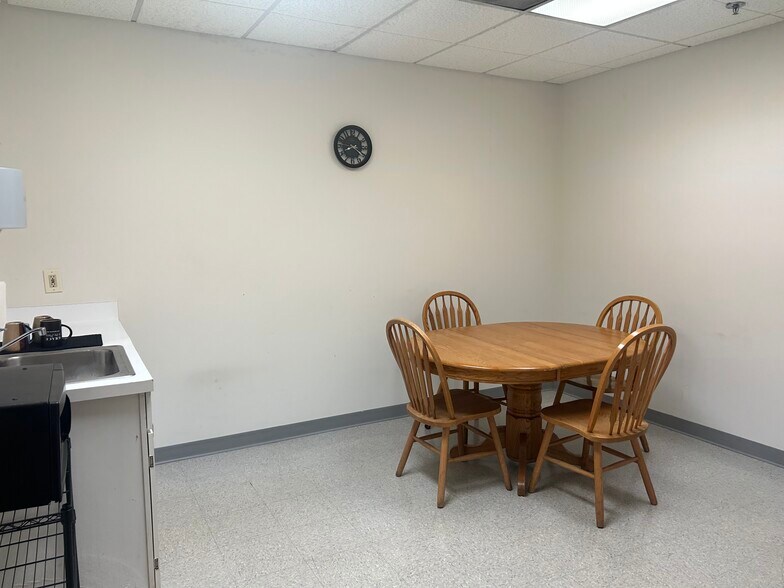 More Photos Of 6629 Engle Rd, Middleburg Heights Warehouse For Lease