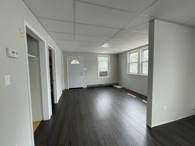 More Photos Of 744-748 Montauk Hwy, Bayport Storefront Retail Residential For Lease
