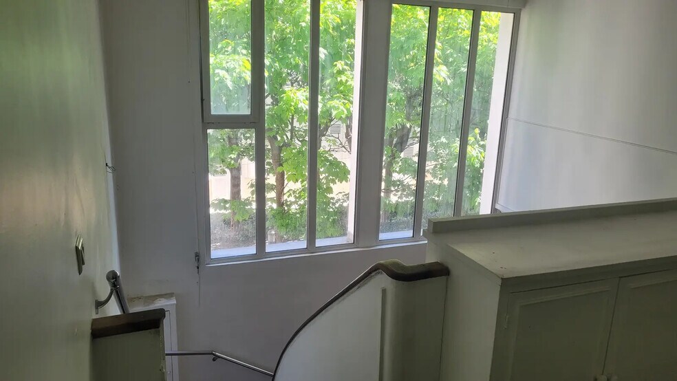 More Photos Of 11 Rue Chateaubriand, Paris Office For Sale