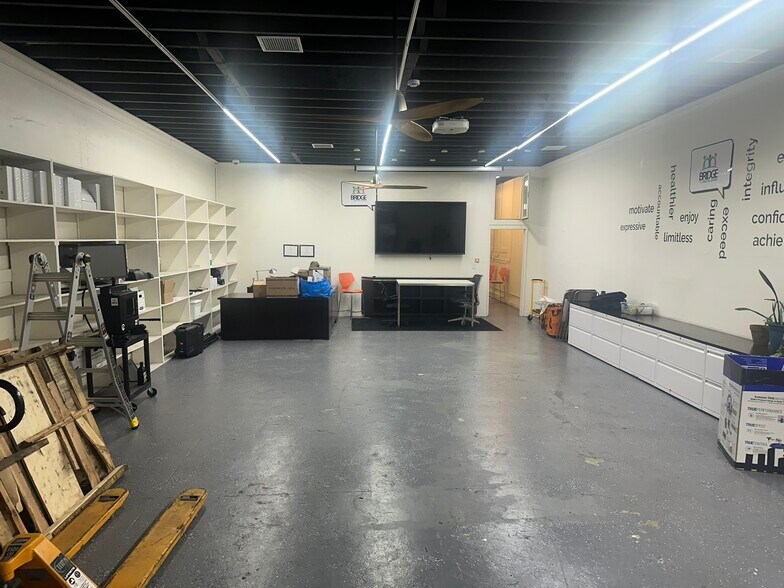 More Photos Of 2321 W 54th St, Los Angeles Specialty For Lease