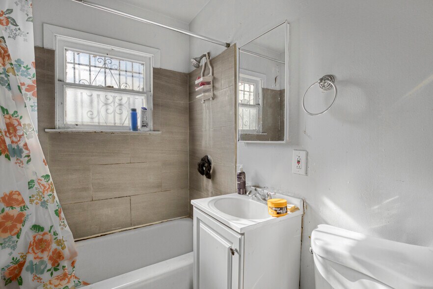 More Photos Of 300 E 55th St, Los Angeles Apartments For Sale