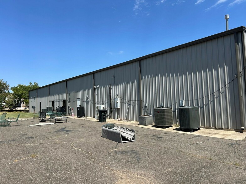 More Photos Of 905 Messenger Ln, Moore Light Manufacturing For Lease