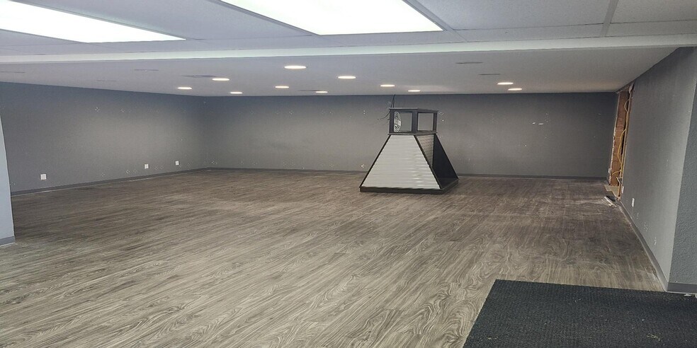 More Photos Of 3531-3547 MacDonnell Ave, Norman Warehouse For Lease