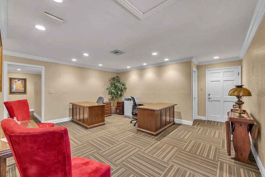 More Photos Of 308 Elizabeth St, Brandon Office For Lease