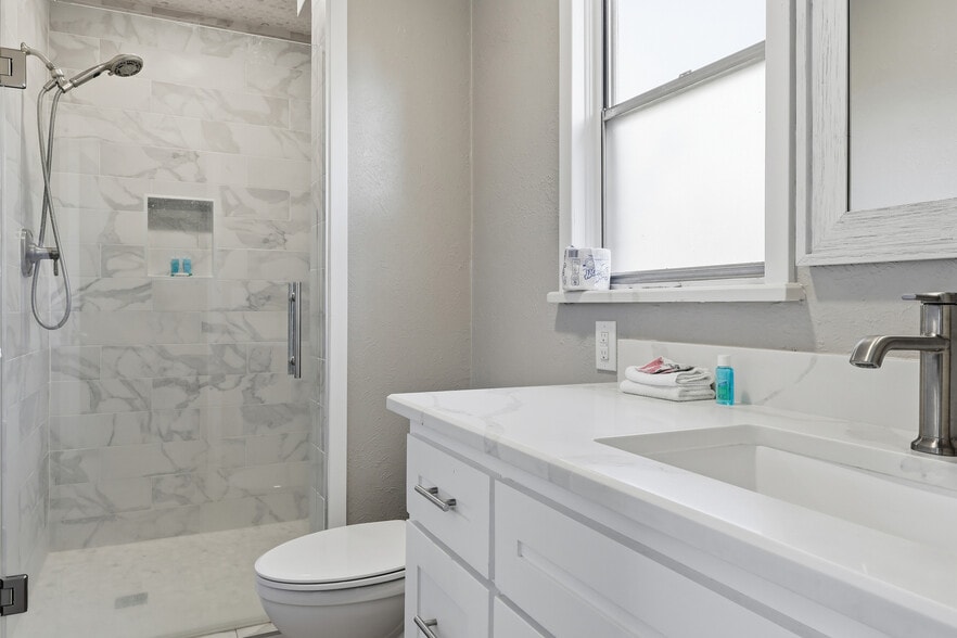 More Photos Of 1016 N Ave E, Shiner Hotel For Sale