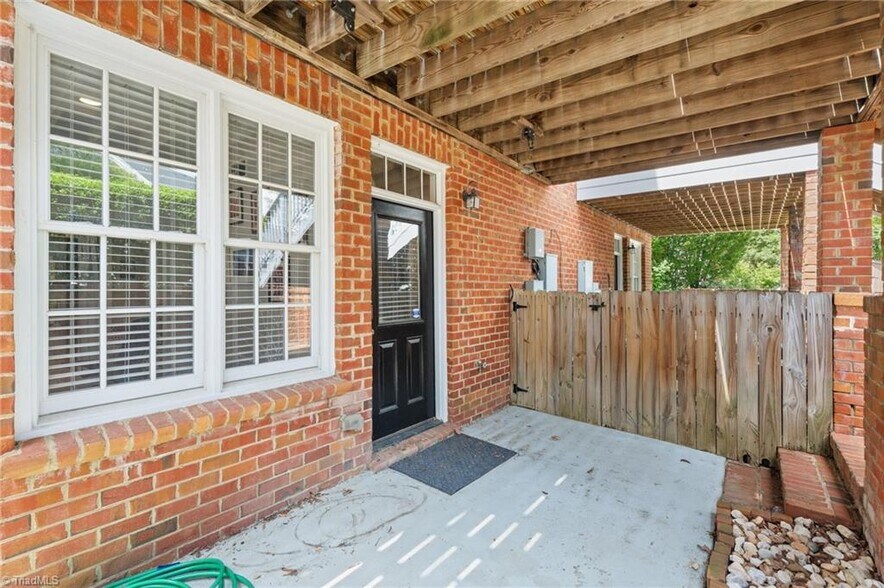 More Photos Of 215-217 E Lewis St, Greensboro Office For Lease