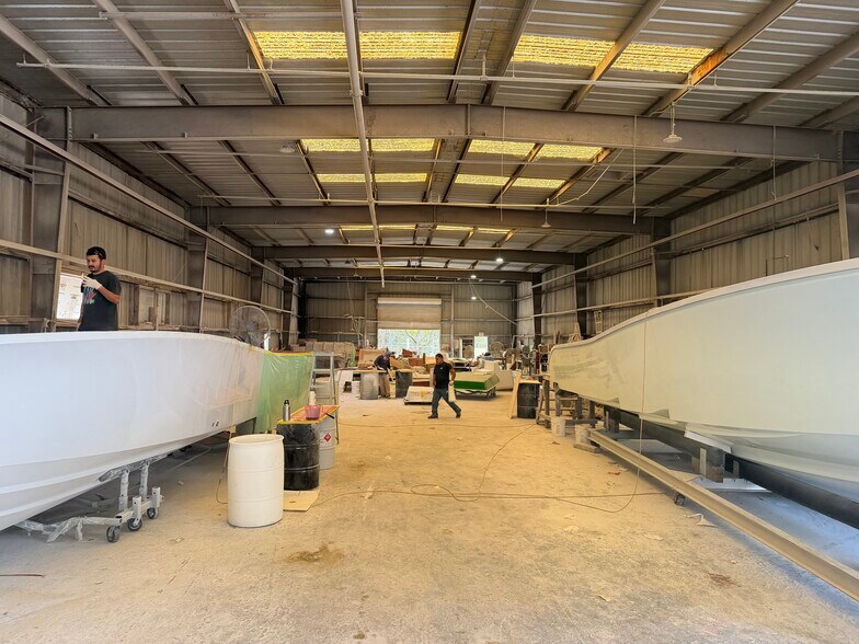 More Photos Of 4550 SE Hampton Ct, Stuart Manufacturing For Sale