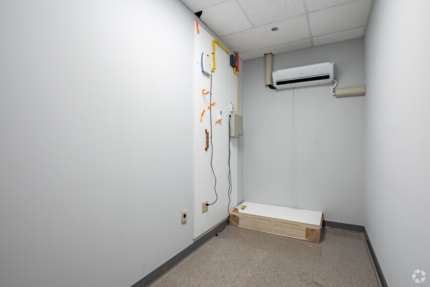 More Photos Of 5802 Breckenridge Pky, Tampa Light Distribution For Lease