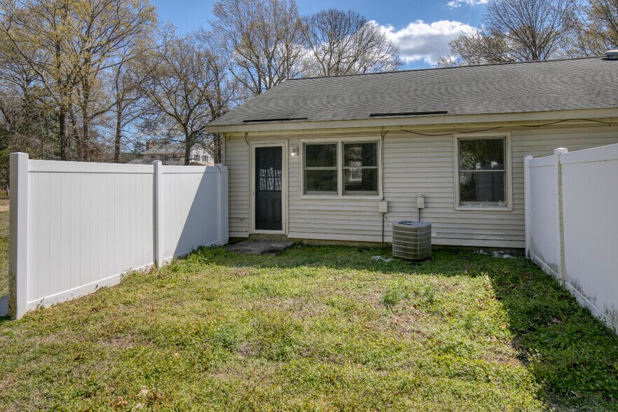 More Photos Of 7626 Bellehaven Dr, Gloucester Point Apartments For Sale