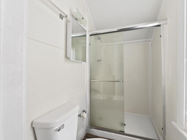 More Photos Of 914 S 10th St, Manitowoc Storefront Retail Residential For Sale