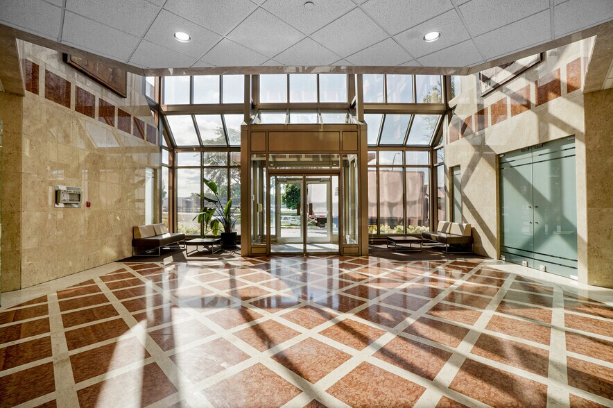 Primary Photo Of 7405 Rte Transcanadienne, Montréal Office For Lease