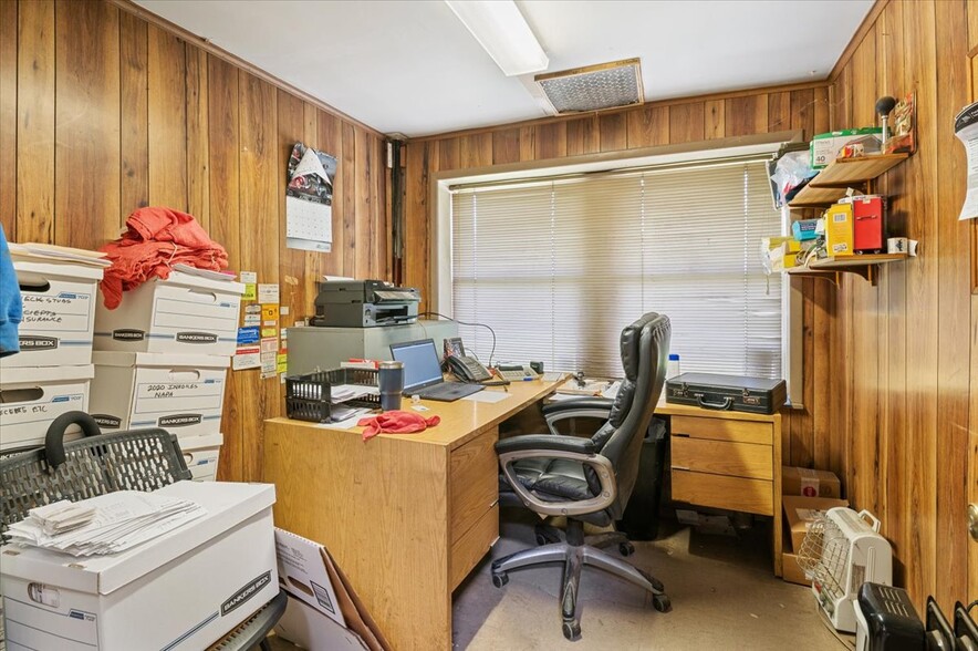 More Photos Of 45845 Cr-48, Southold Auto Repair For Sale