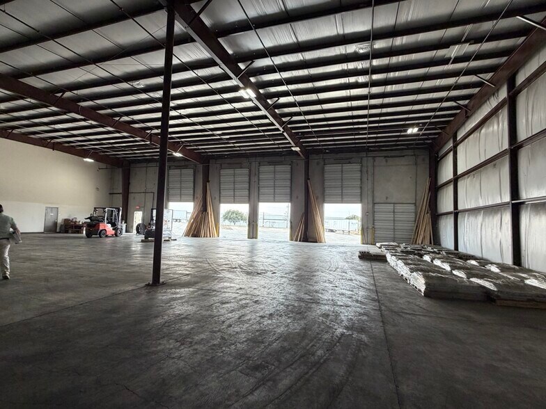 More Photos Of 13502 N Unitec Dr, Laredo Warehouse For Lease