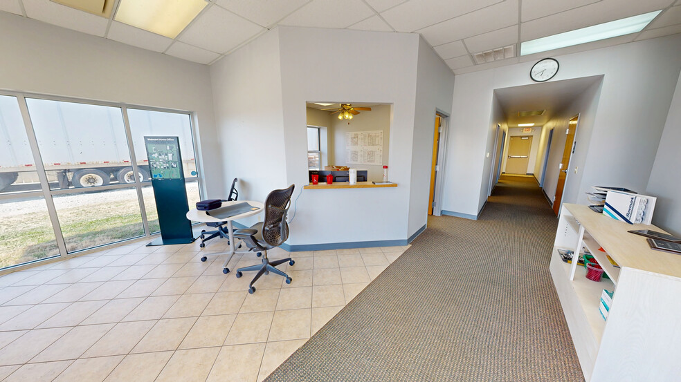 More Photos Of 1721 Acorn Dr, Rogers Warehouse For Lease