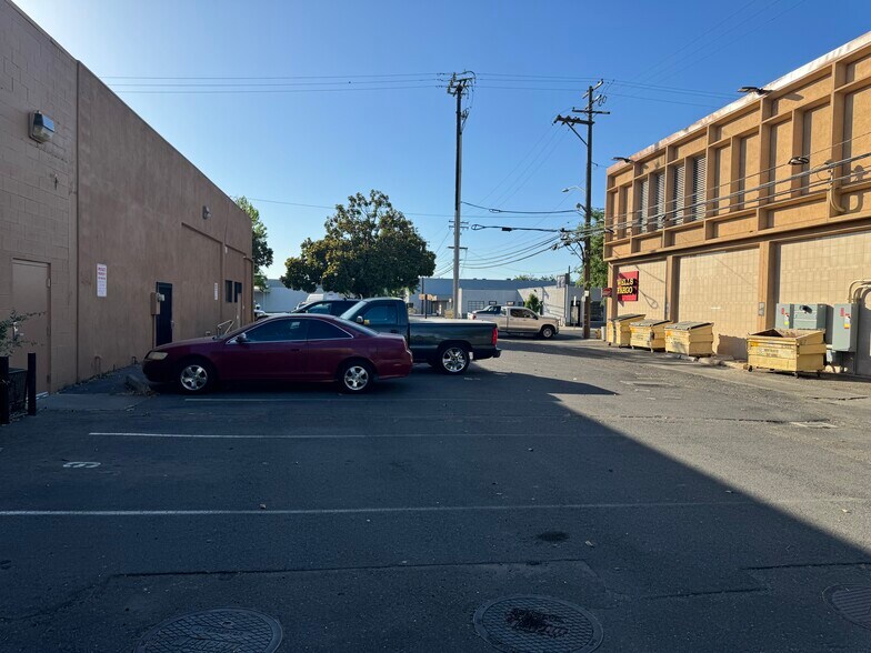 More Photos Of 1028-1032 11th St, Modesto Office For Lease