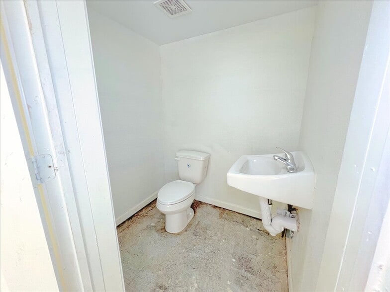 More Photos Of 7704 Irvington Blvd, Houston General Retail For Lease