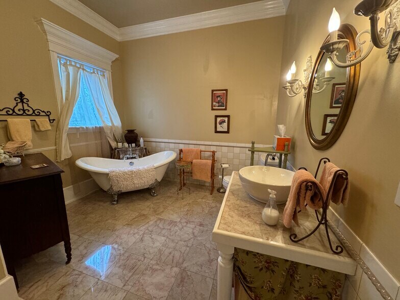 More Photos Of 224 W Chickasaw St, Tahlequah Hospitality For Sale