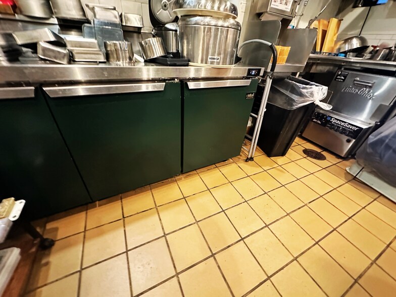 More Photos Of 355 Greenwich Ave, Greenwich Restaurant For Lease