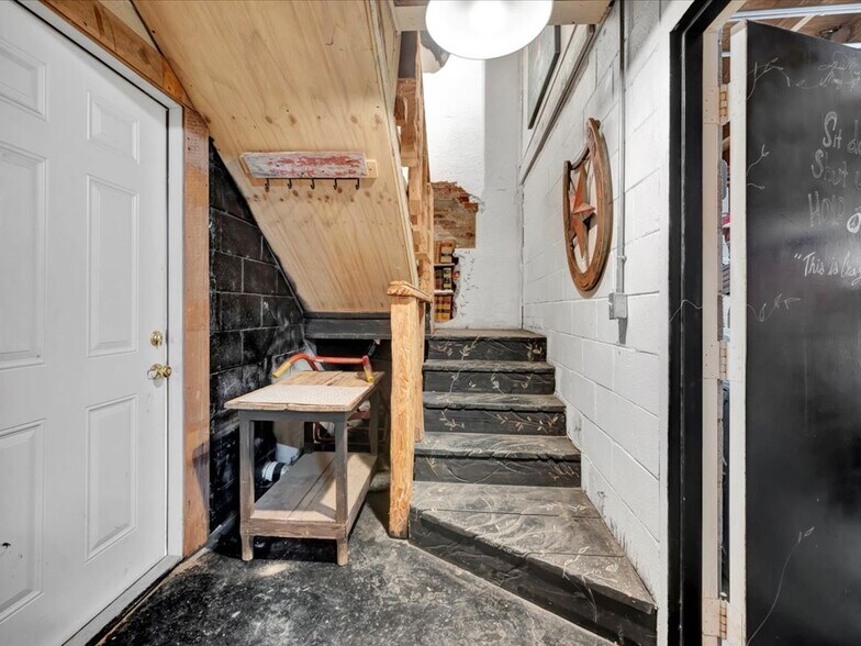 More Photos Of 132 Nacogdoches St, Center Storefront Retail Residential For Sale