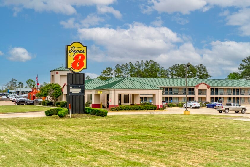 More Photos Of 2100 N Wheeler St, Jasper Hotel For Sale