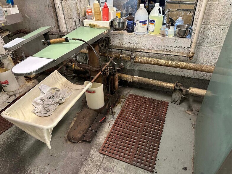 More Photos Of 886 Wyoming Ave, Kingston Freestanding For Sale