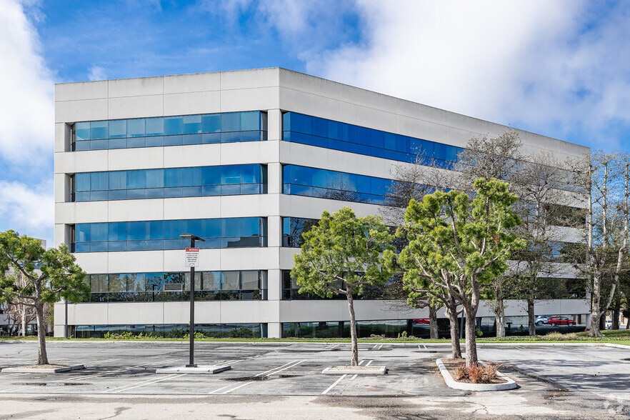 More Photos Of 300 Corporate Pointe, Culver City Office For Lease