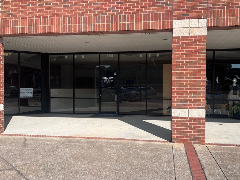 More Photos Of 2-92 McFarland Blvd, Northport Unknown For Lease