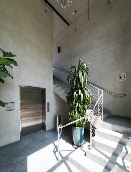 More Photos Of 8301-8305 Beverly Blvd, Los Angeles Office For Lease