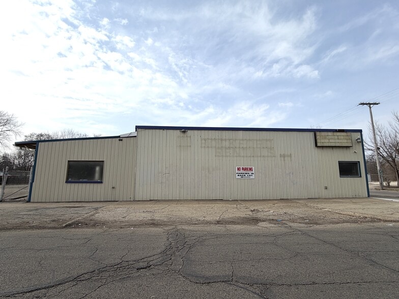 Primary Photo Of 1921 Broadway, Rockford General Retail For Sale