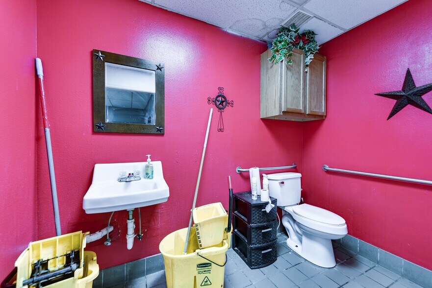 More Photos Of 815 N Grant St, Odessa Freestanding For Sale