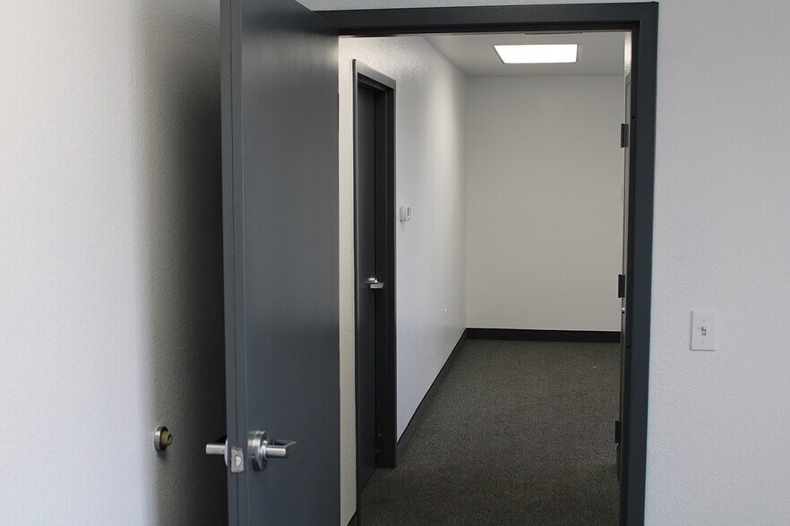 More Photos Of 6885 Speedway Blvd, Las Vegas Light Manufacturing For Lease