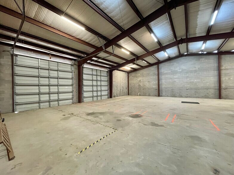 More Photos Of 500 E Plantation Dr, Clute Warehouse For Sale