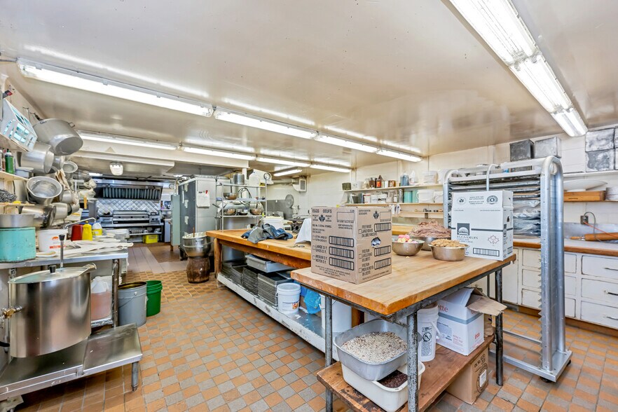 More Photos Of 716 Fort St, Victoria Storefront For Sale