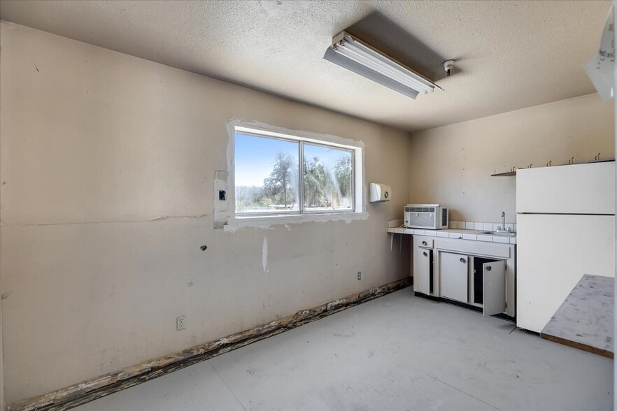 More Photos Of 20833 Mechanical Dr, Sonora Warehouse For Sale