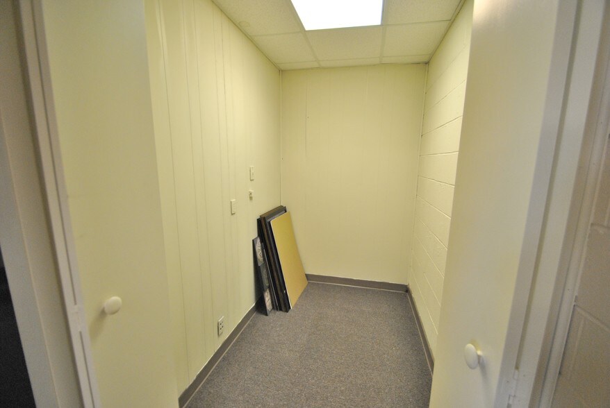 More Photos Of 1700 West Ave, Crossville Office For Lease