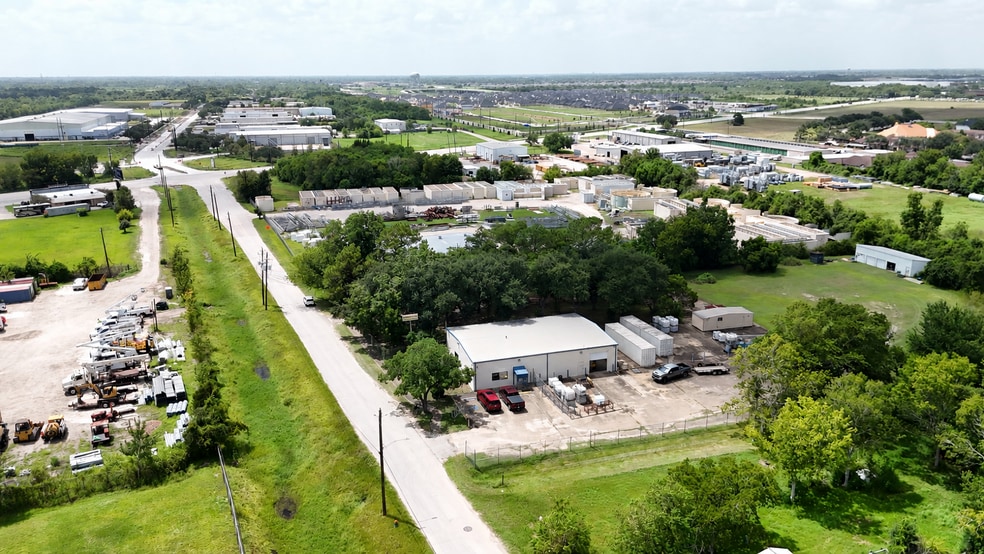 More Photos Of 3319 Industrial Dr, Pearland Warehouse For Sale