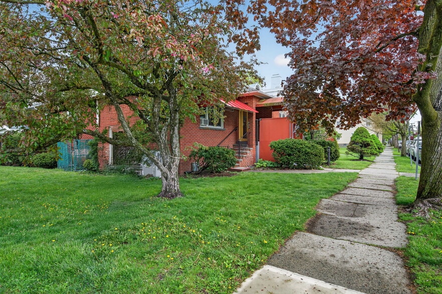 More Photos Of 111 Maiden Ln, Kingston Medical For Sale