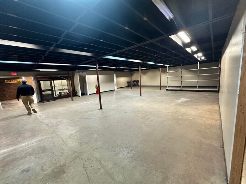 More Photos Of 910 State Highway 30 W, New Albany Warehouse For Sale