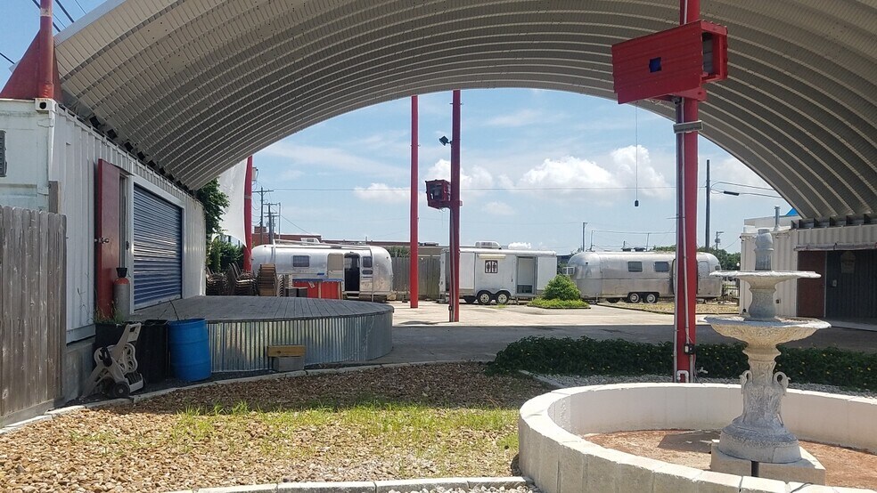 More Photos Of 622 6th St N, Texas City Bar For Lease