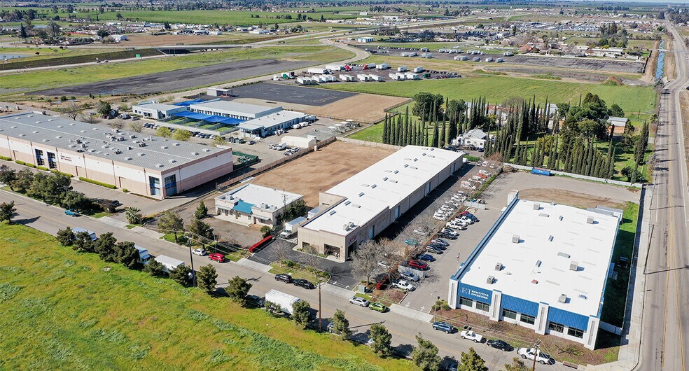 More Photos Of 96 S West Ave, Fresno Warehouse For Lease