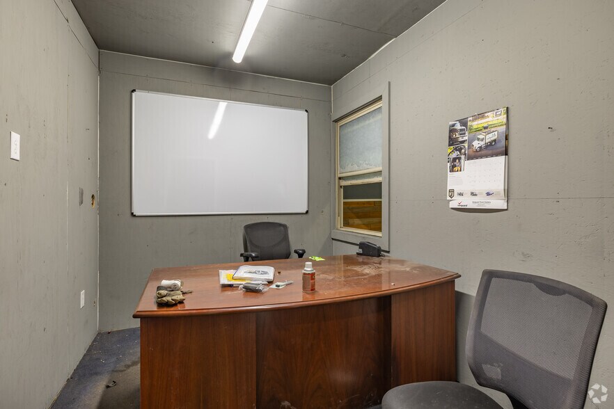 More Photos Of 900-916 Tonsor Rd, Alton Warehouse For Sale