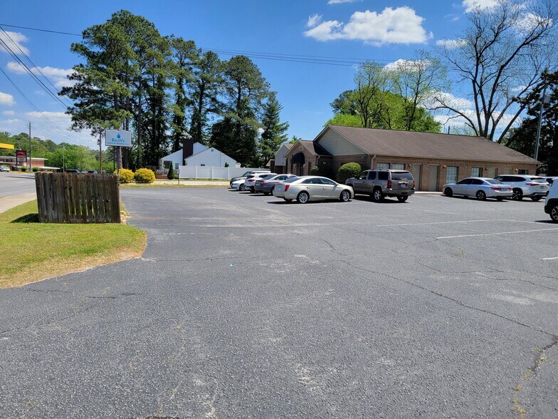 More Photos Of 2708 E 10th St, Greenville Office For Sale