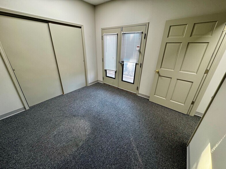 More Photos Of 6800 W 107th St, Overland Park Office For Sale