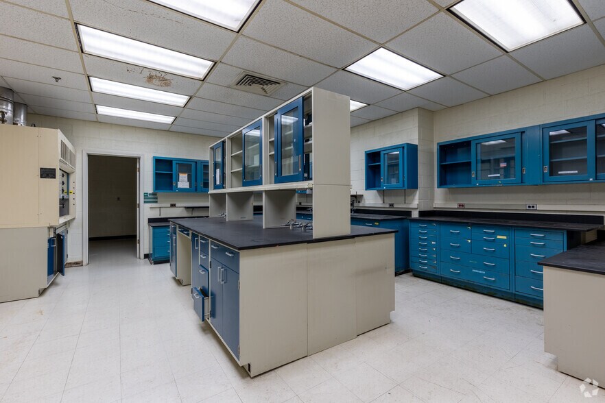 More Photos Of 110 E Warren Ave, Detroit Medical For Lease