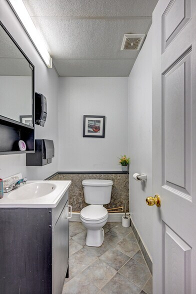 More Photos Of 11 Rue Notre-Dame, Berthierville Manufacturing For Sale