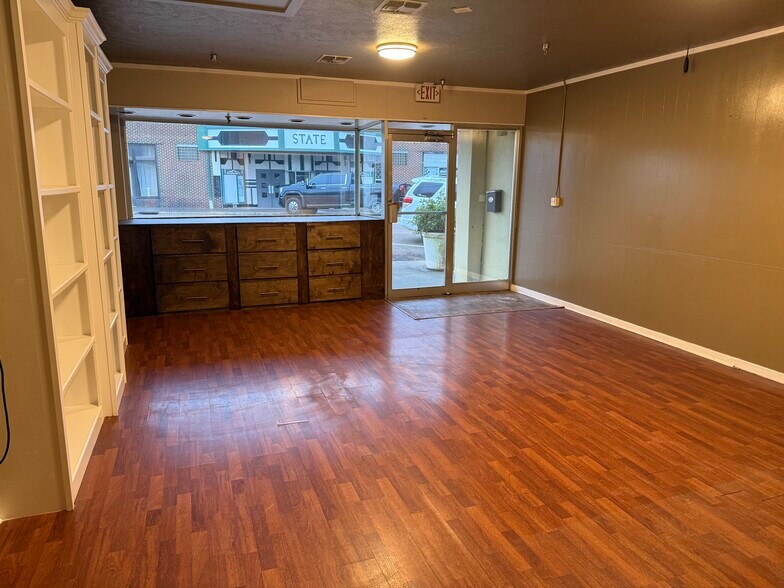 More Photos Of 221 State St, Mccomb Flex For Lease