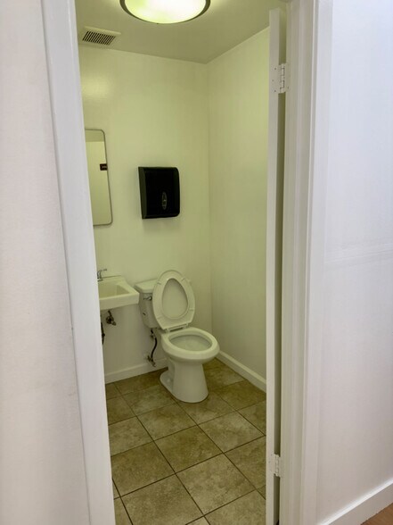 More Photos Of 882-890 Mahler Rd, Burlingame Warehouse For Lease