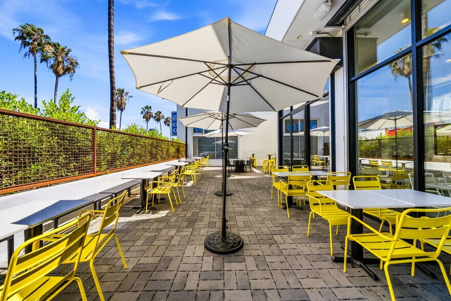 More Photos Of 465 N Fairfax Ave, Los Angeles Fast Food For Lease