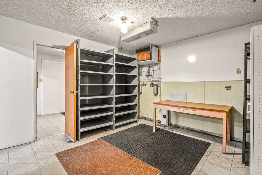 More Photos Of 921 Coolidge Ave, National City Light Manufacturing For Sale